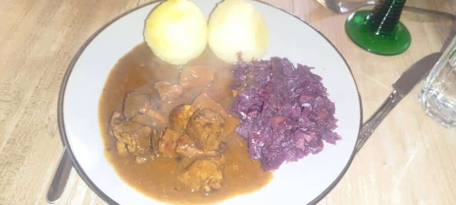 Gulasch-Rezept mit Rotwein und Preiselbeersauce