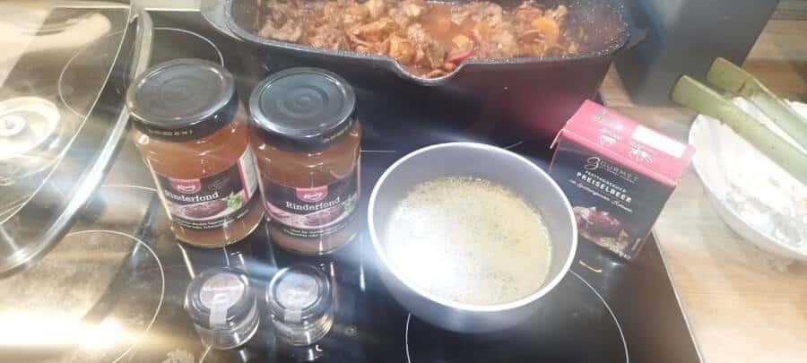 Gulasch-Rezept mit Rotwein und Preiselbeersauce