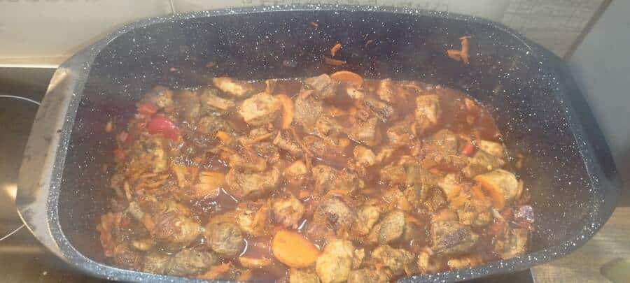 Gulasch-Rezept mit Rotwein und Preiselbeersauce