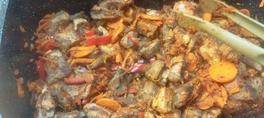 Gulasch-Rezept mit Rotwein und Preiselbeersauce