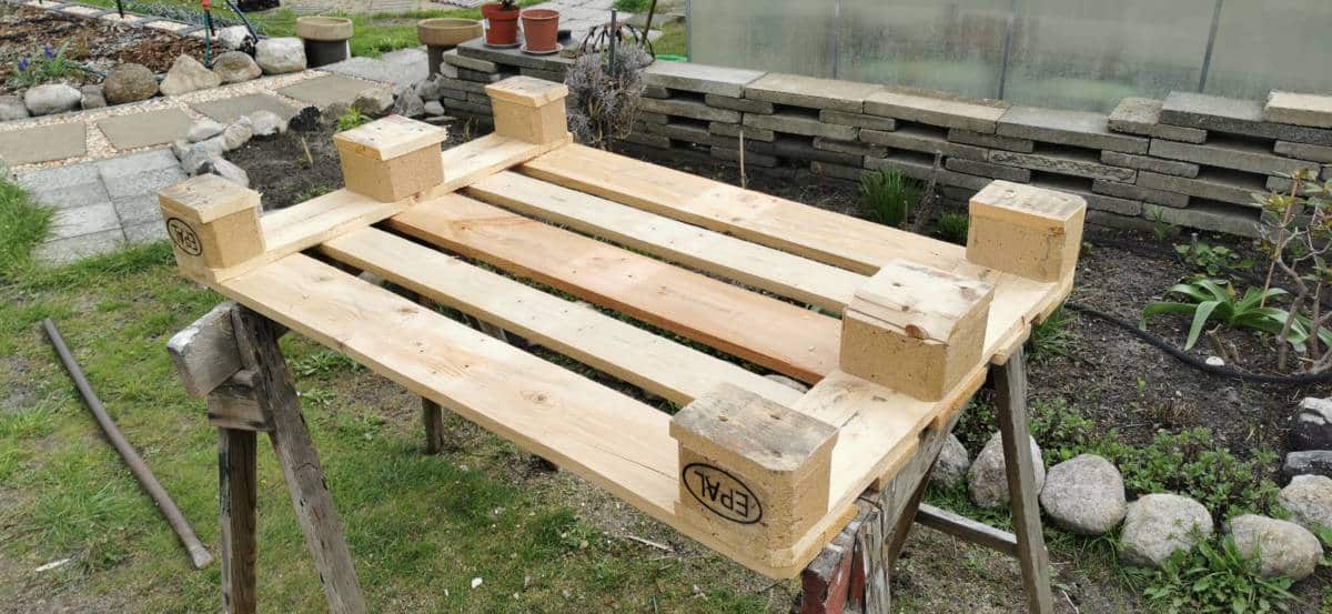 build small pallet sofa DIY